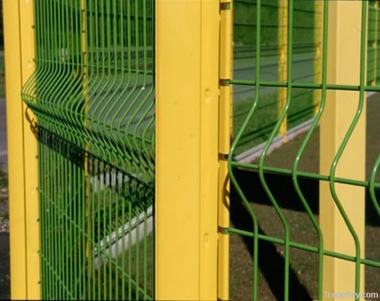 Curved wire mesh fence
