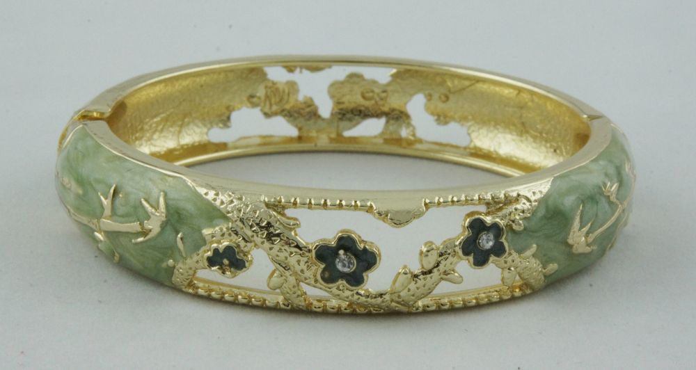 Hollow-out decorative pattern bangle