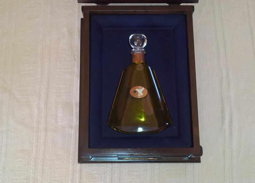 extra virgin olive oil luxurius bottle