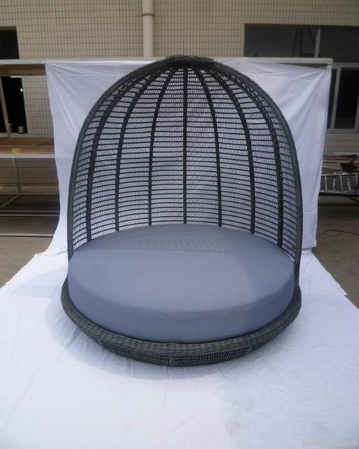 outdoor wicker daybed with canopy