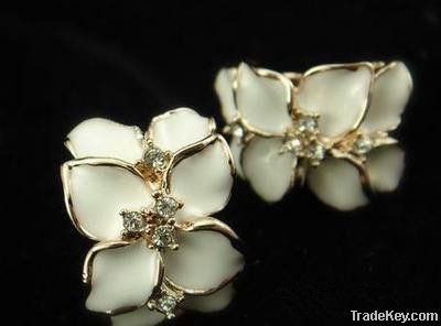 fashion white oil dripping petals ear hammer earrings