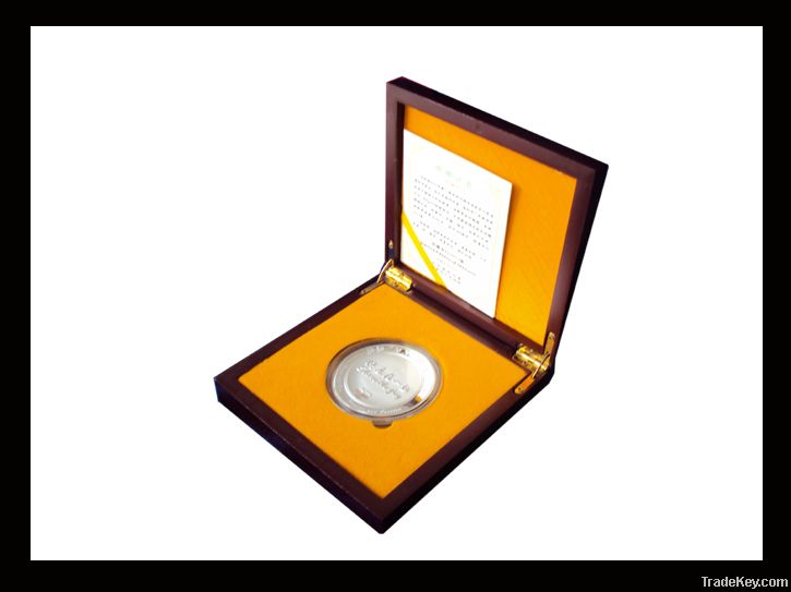 Souvenir coin with gift box