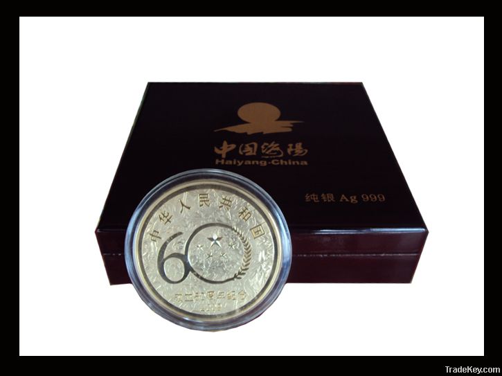 Souvenir coin with gift box