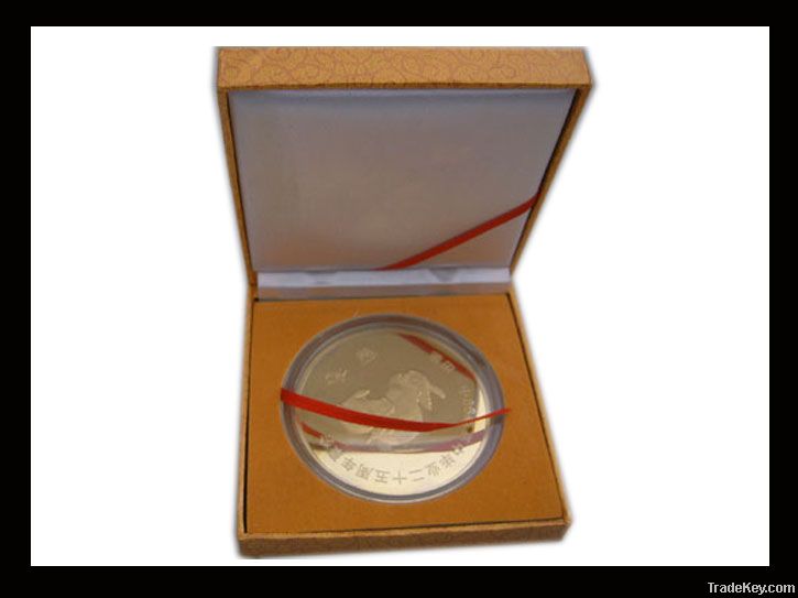 Souvenir coin with gift box