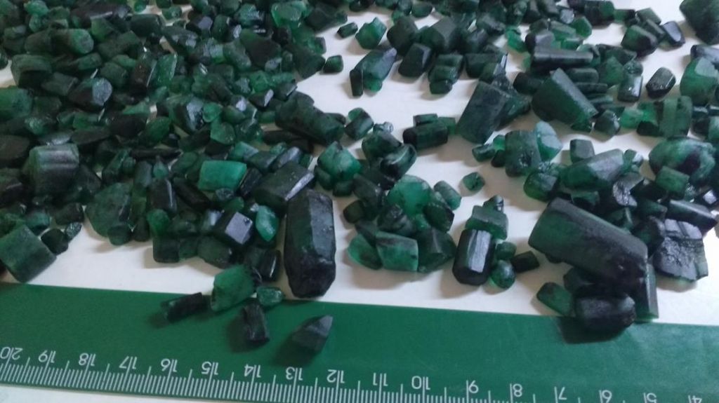 Rough Emerald for Cabochon and Faceting