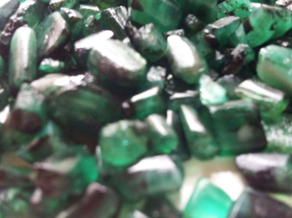 Rough Emerald for Cabochon and Faceting