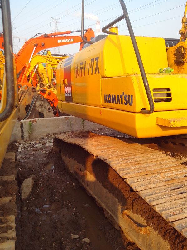 Used Komatsu Excavators (PC220-7)