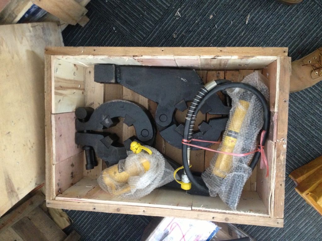 Breakout Tongs, Puller,Shackles,drill bits, Saver subs, Starter rod, Transsmiter housing