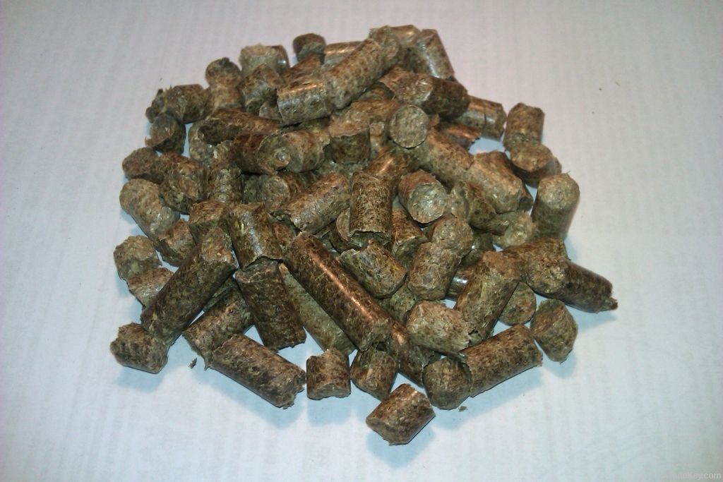 Straw pellets for horse bedding