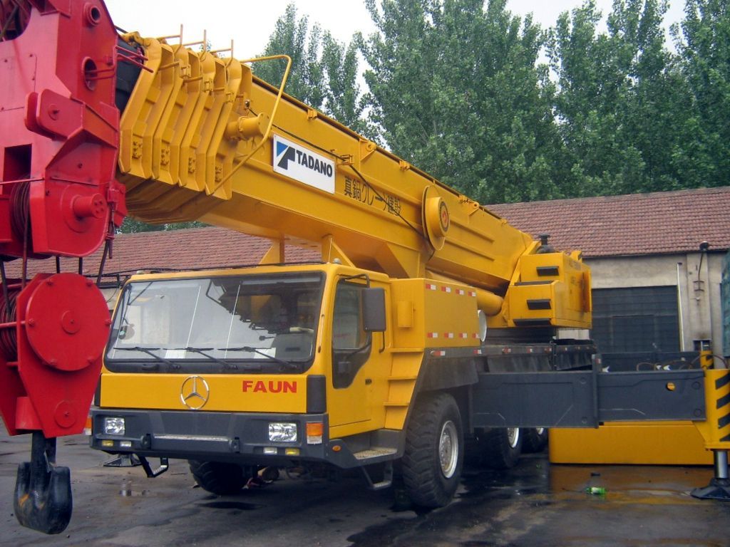 USED TRUCK CRANE TADANO 200T