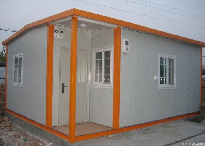 Modular house with sandwich panel walls