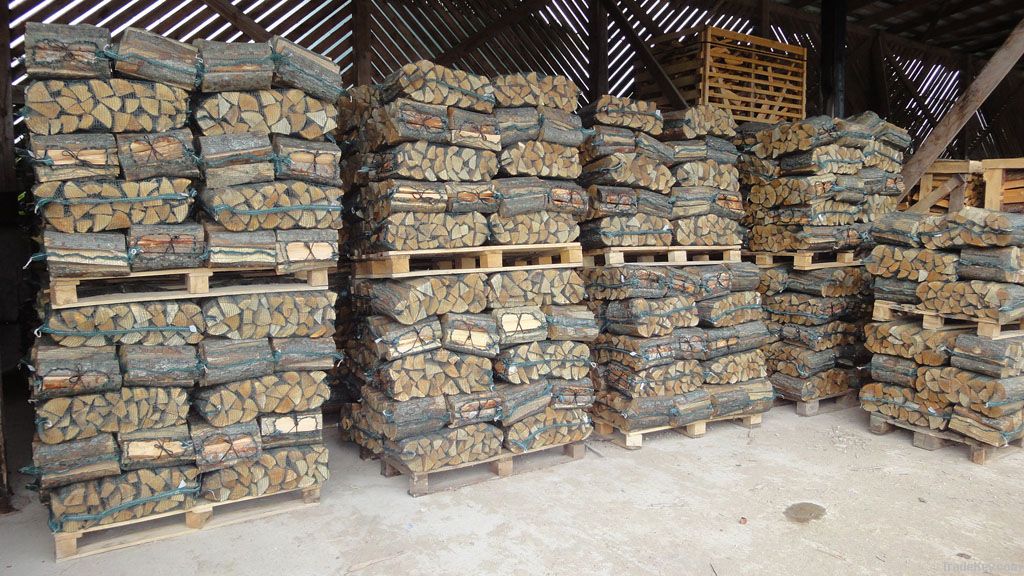 Firewood cleaved in 40l bags