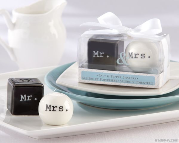 2012 wedding gifts for guests "Mr. & Mrs." Ceramic Salt & Pepper Sha