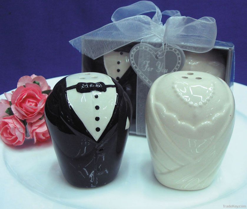 wedding favor and gifts bride and groom ceramic salt and pepper shaker