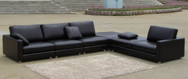 Karrobeni leather sofa