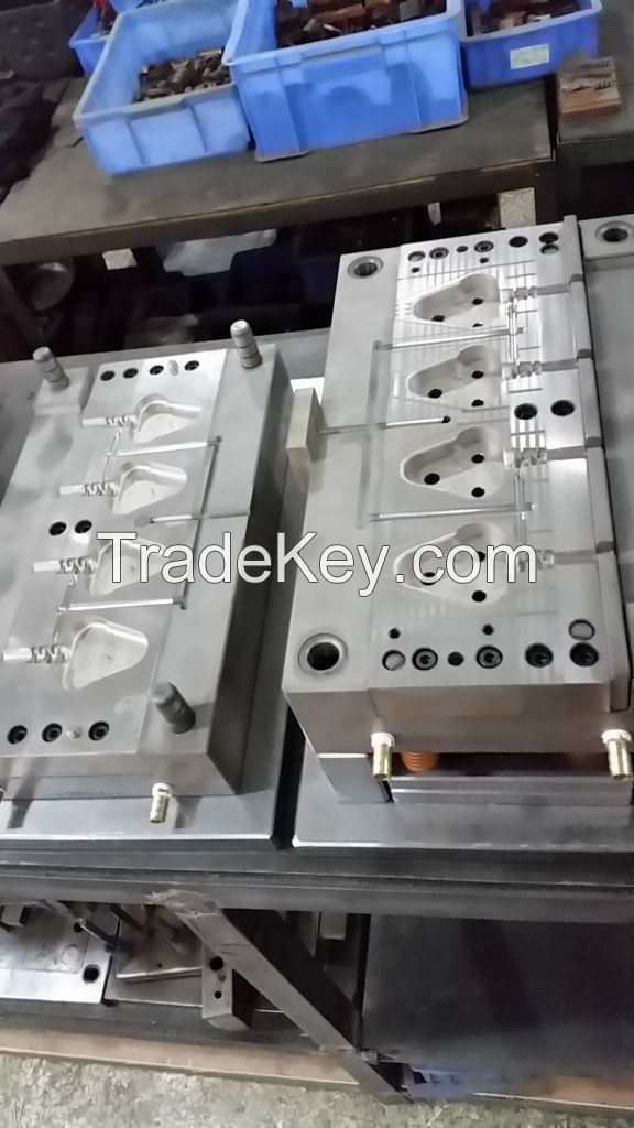 plastic injection mould for 16A3 plug Mould