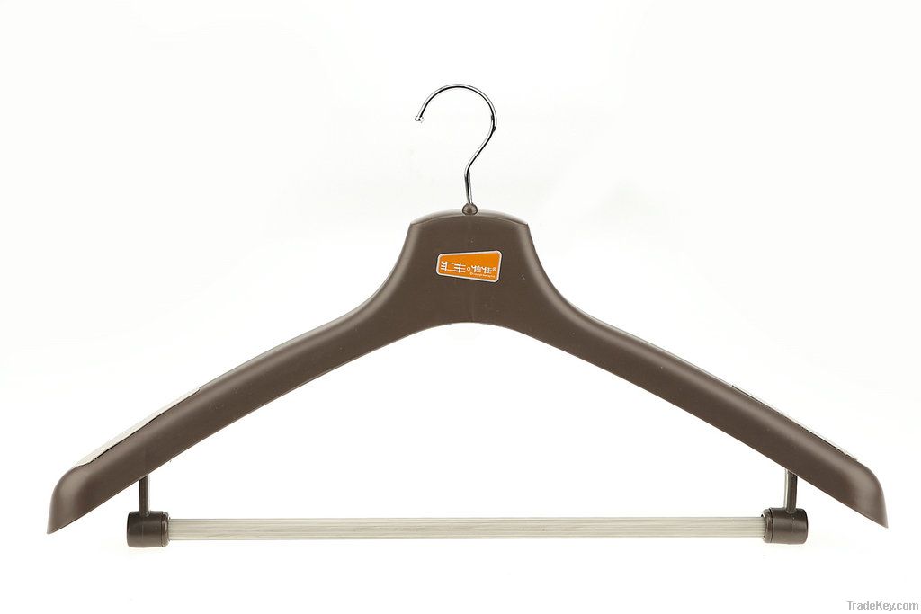 plastic suit hanger with anti-slip bar
