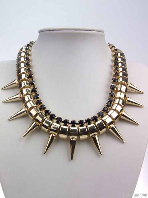 Rivet chocker necklace