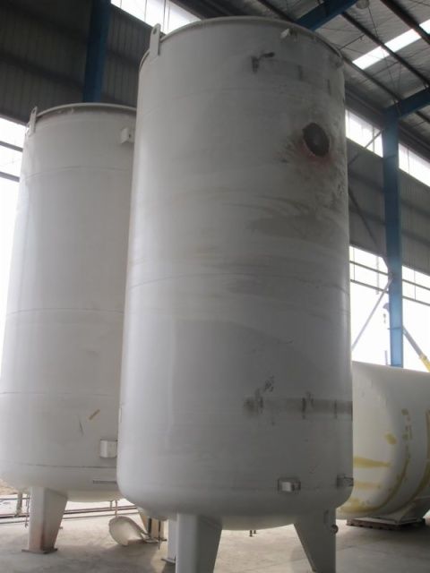 Cryogenic storage tank