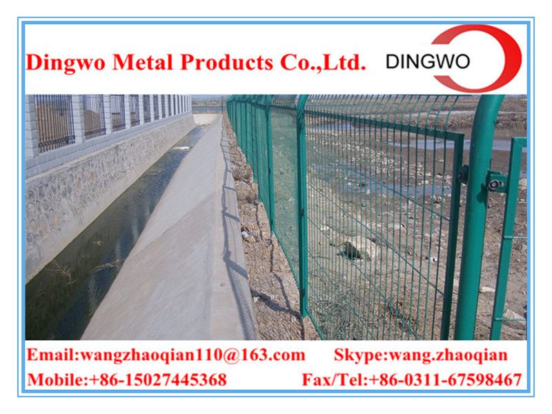 wire mesh fence,fence panels,welded metal fence ,welded metal mesh,bending triangular wire mesh courtyard/landscaping fence          