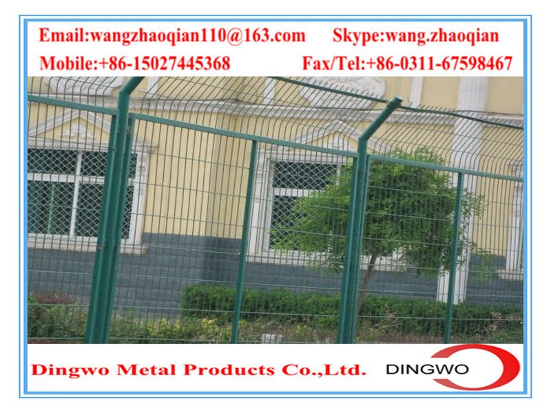 wire mesh fence,fence panels,welded metal fence ,welded metal mesh,bending triangular wire mesh courtyard/landscaping fence          