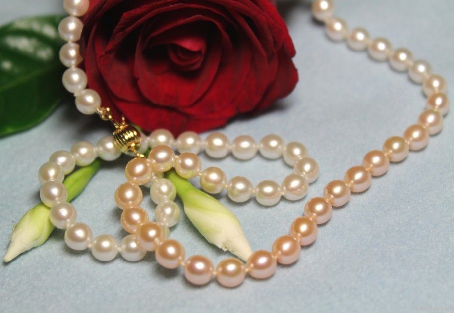 5.5-6mm White to Pink Natural Freshwater Cultured Pearl Necklace 17"