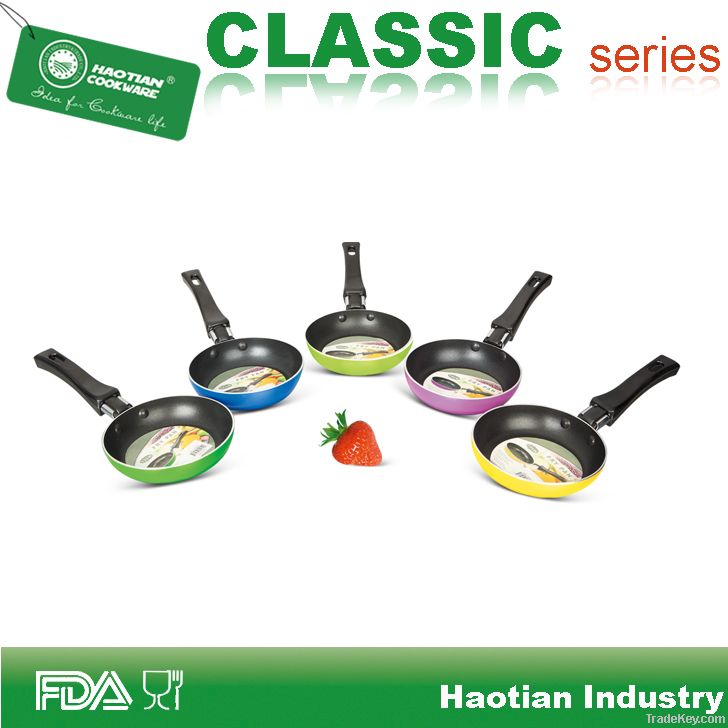 Popular 12cm Mini fry pan in different color