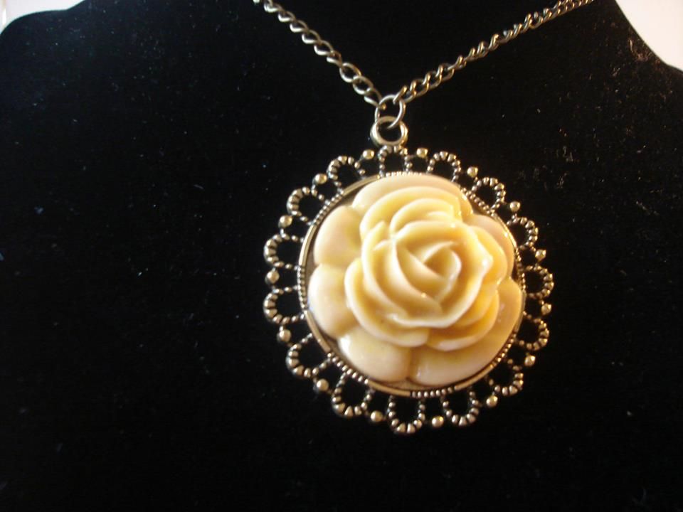 New- Peach Rose FLOWER PENDANT NECKLACE 26 inches Chain
