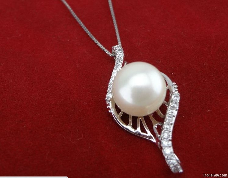 Button pearl pendant with charming design