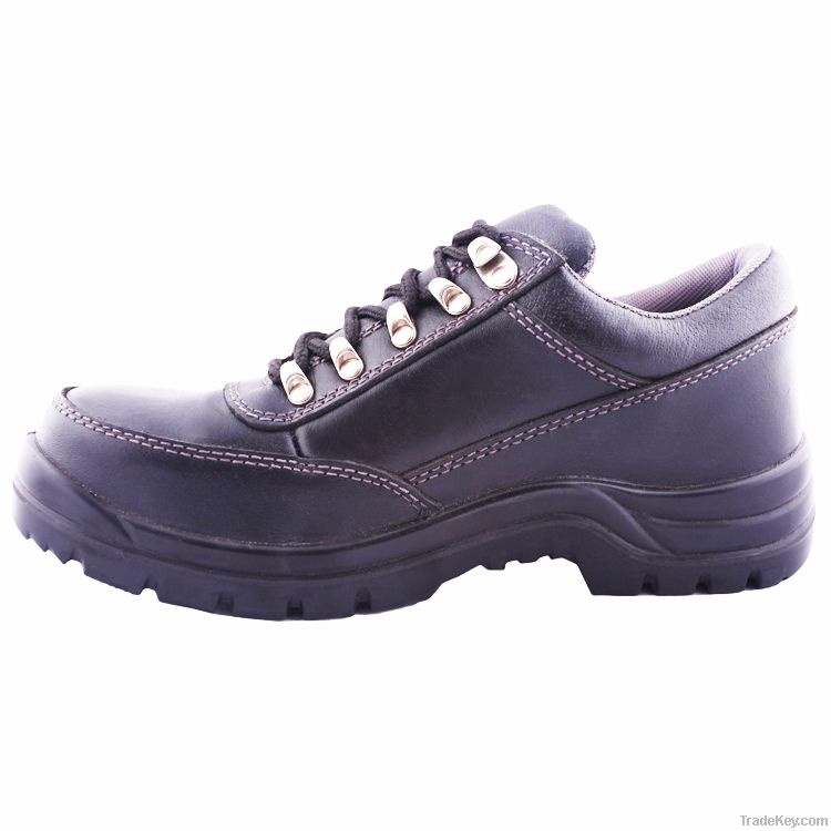 Hot safety shoes for worker