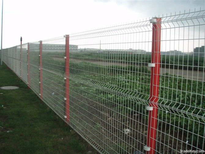 Fence with triangle bends