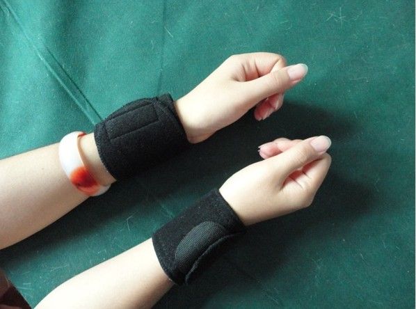 Self-Heating Wrist Support