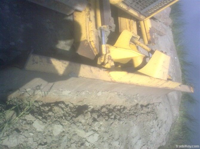 used Komatsu-D20P bulldozer, crawler bulldozer