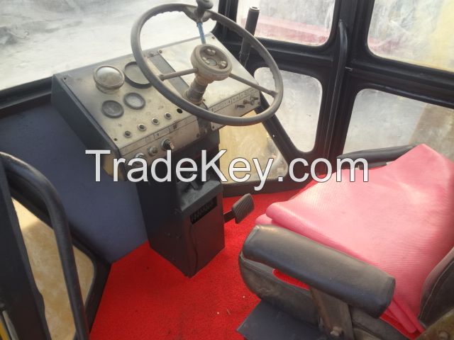 Used road roller CA25.