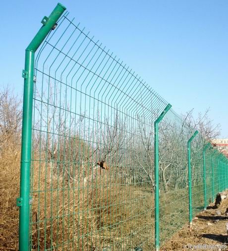 Powder coated wire mesh fence with 2 folds