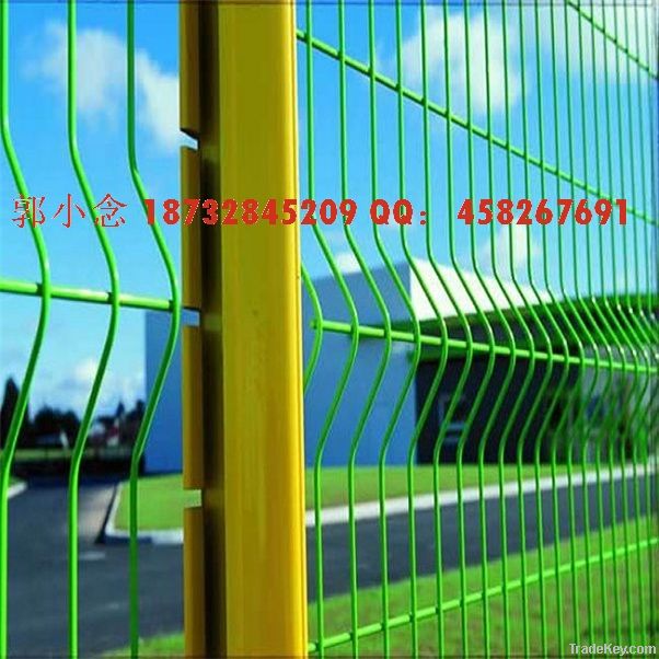 Powder coated wire mesh fence with 2 folds