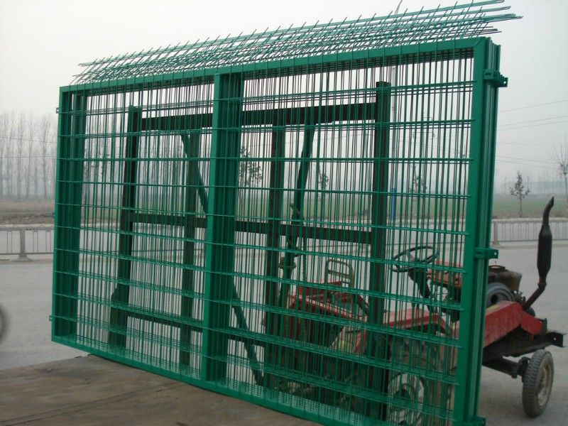 PVC/galvanized Welded wire mesh fence panels in 12 gauge sizes