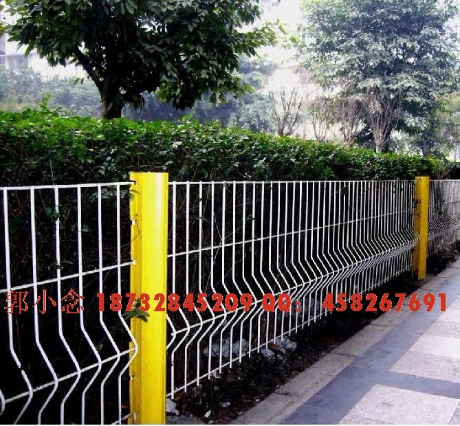 green red Garden fence wire mesh