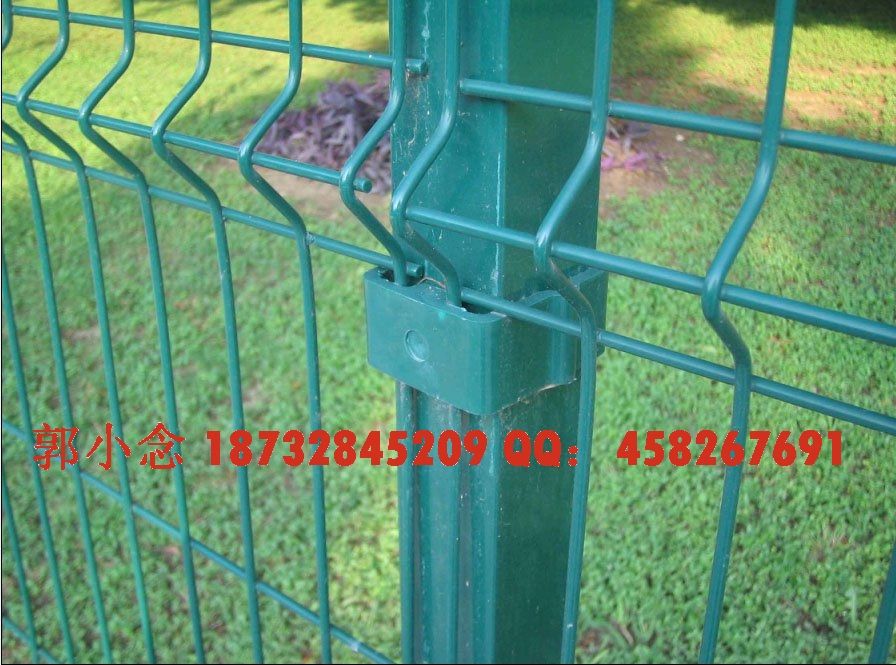 3D folded wire mesh fence