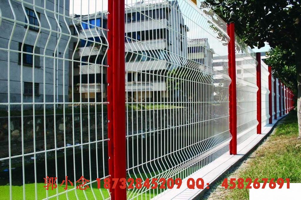 3D folded wire mesh fence