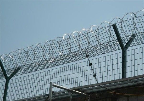 China Steel welded wire mesh fencing with plastic or steel clip