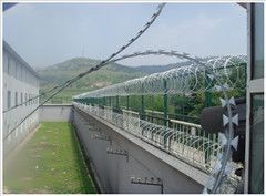 Razor Barbed Wire Fence for protecting the workshop, airport fence