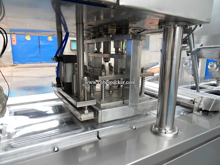 Automatic lunch box packing machine