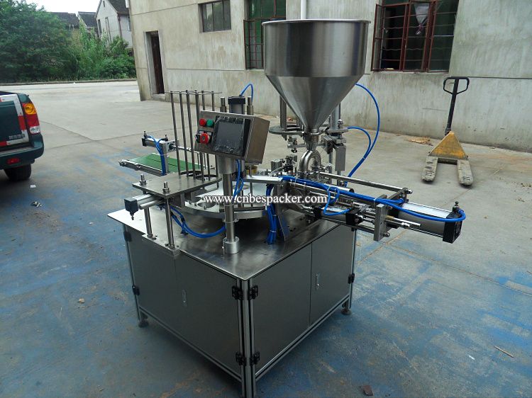 Triangel cup filling and sealing machine
