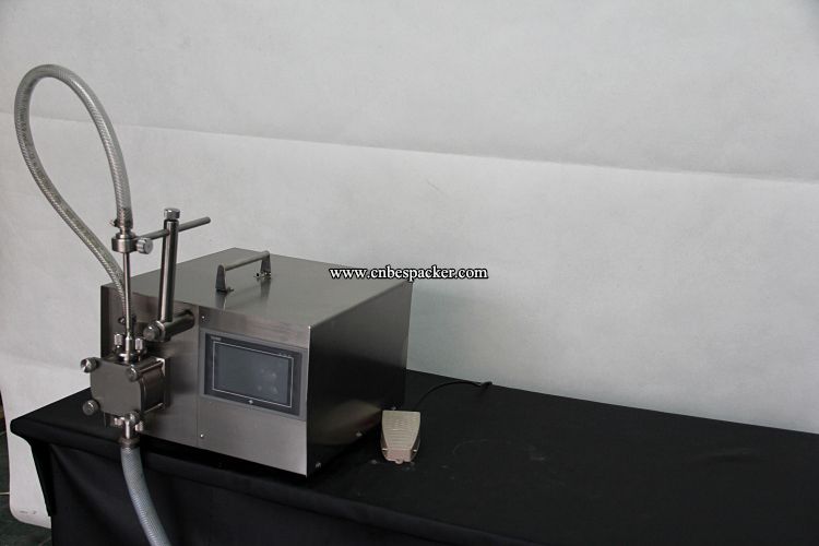 RP-200S Electric gear pump bottle olive oil filling machine