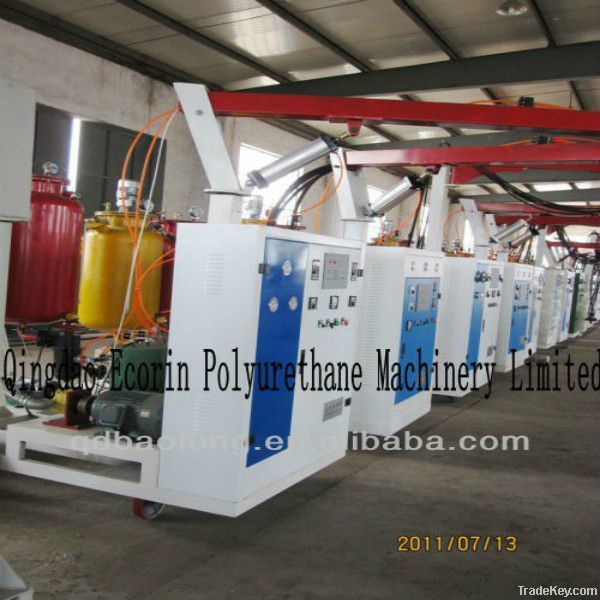 Low pressure metering machine for polyurethane self -cleaning