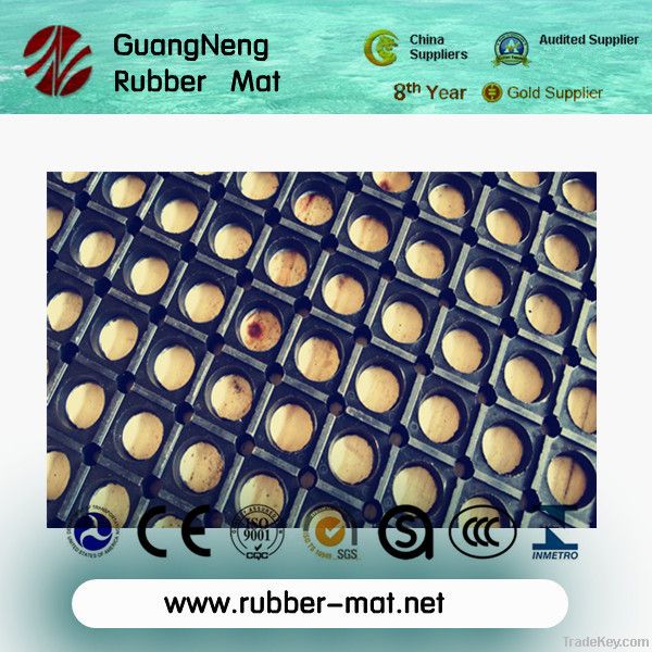 Anti-slip rubber flooring mat with disc