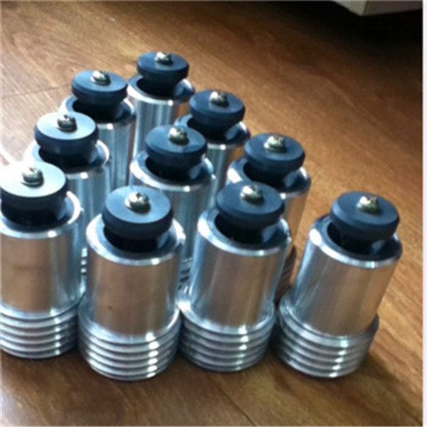 Internal pipe sandblasting nozzles