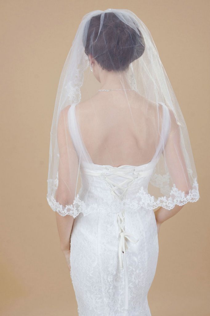 One-tier White / Ivory Fingertip Veil With Lace Applique Edge