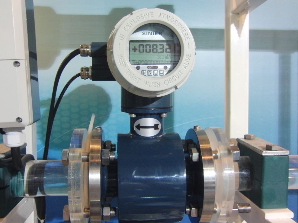 High accuracy electromagnetic flowmeter